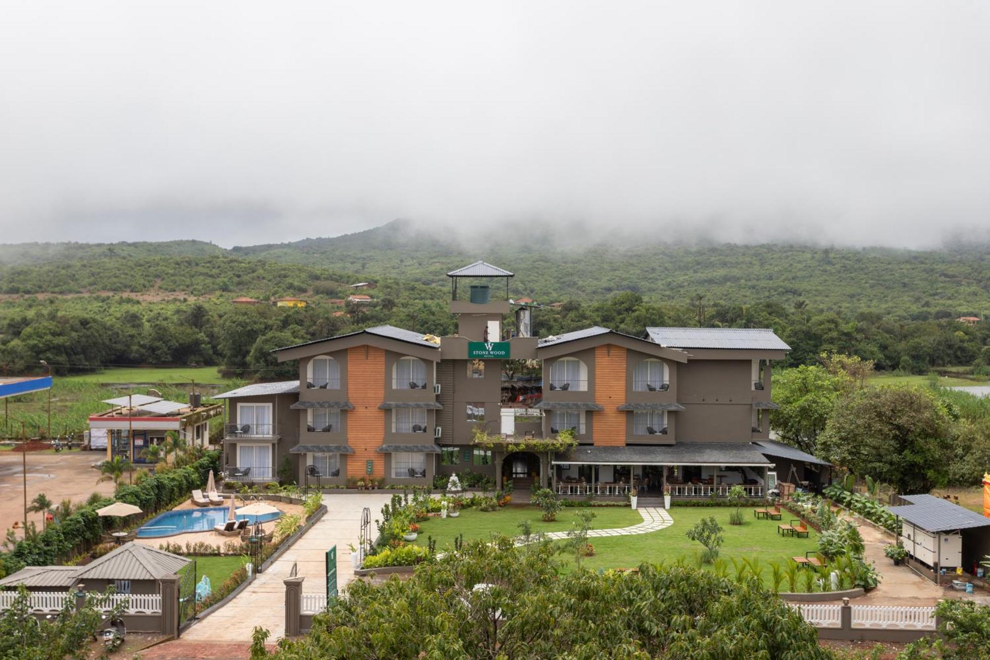 Stone Wood Hotel Amboli Амболи Экстерьер фото